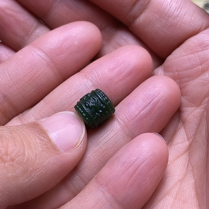 和田玉配饰未镶嵌?**谜