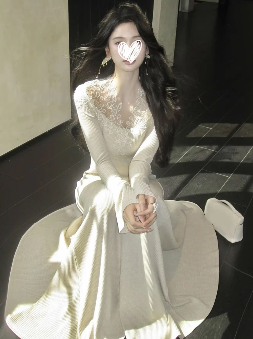 秋季新款温柔氛围感蕾丝V领针织连衣裙收腰显瘦A字裙摆长款女裙子