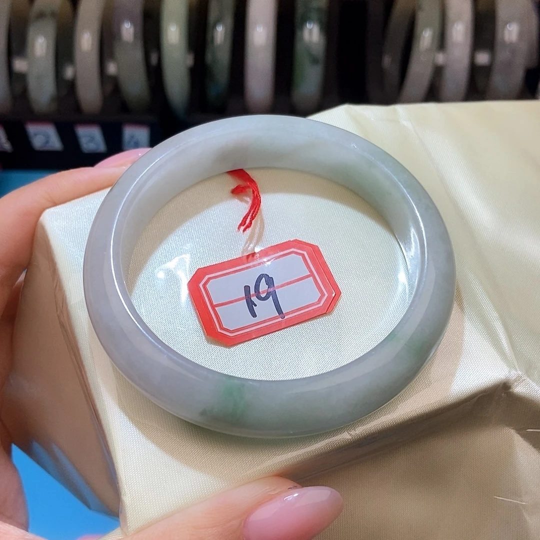 翡翠手镯未镶嵌落**爱
