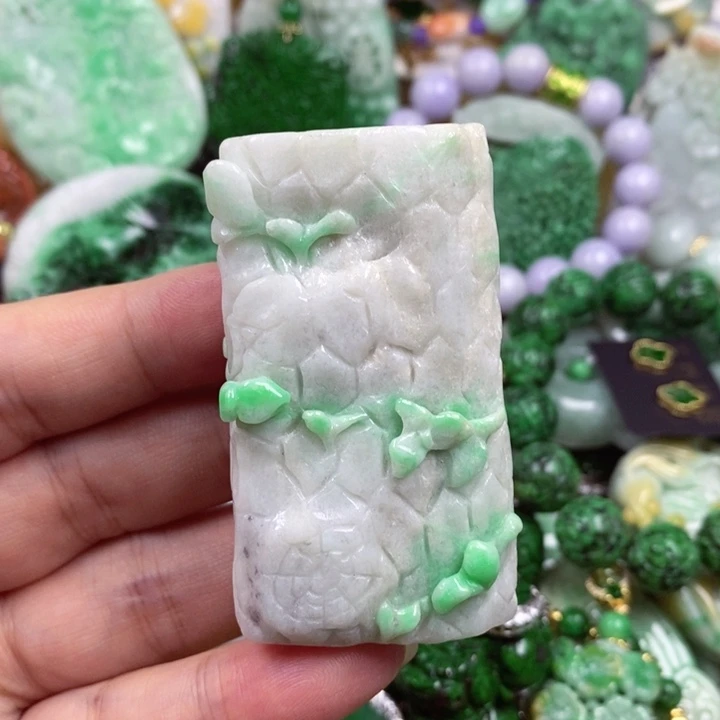 翡翠未镶嵌吊坠(赠链)