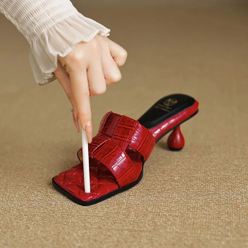 高档红色拖鞋女夏季新款真皮中跟粗跟一字拖时尚外穿凉拖洋气百搭
