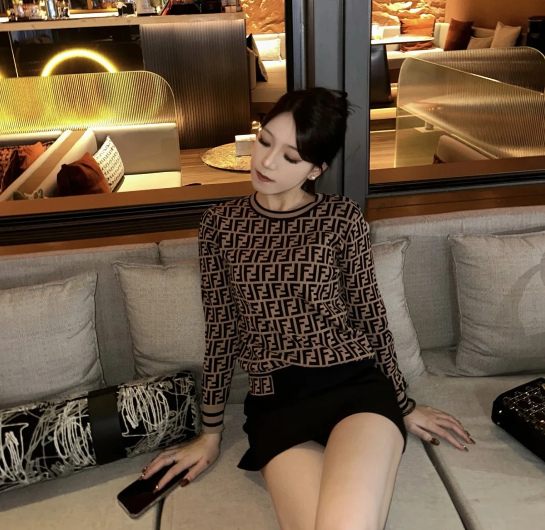 FENDI/芬迪 qq0118 FF金典图案长袖圆领套头毛衣 38码 98新