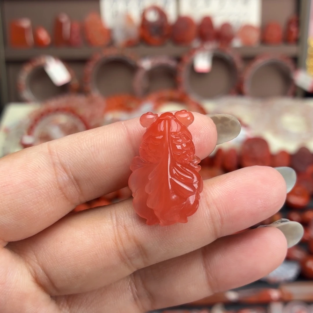 南红玛瑙未镶嵌颈饰金鱼