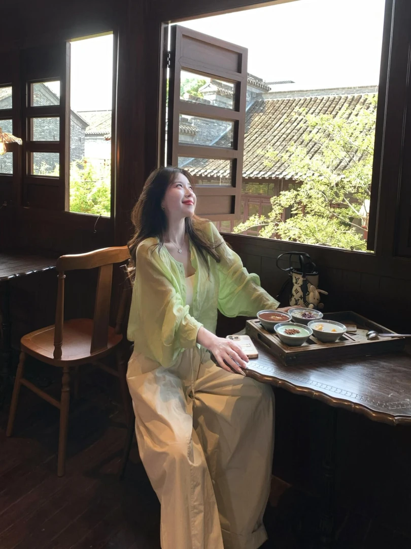 2025早秋新款韩系多巴胺穿搭背心内搭绿色上衣搭配休闲裤三件套女