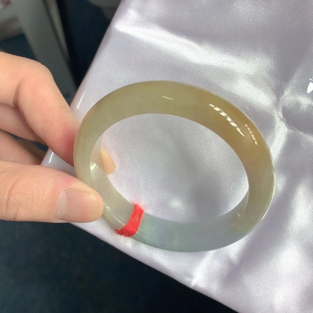 翡翠手镯未镶嵌翡翠