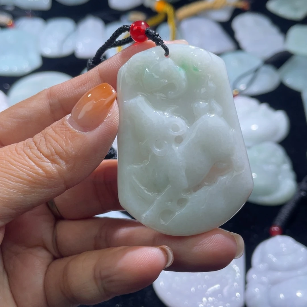 翡翠未镶嵌颈饰牛