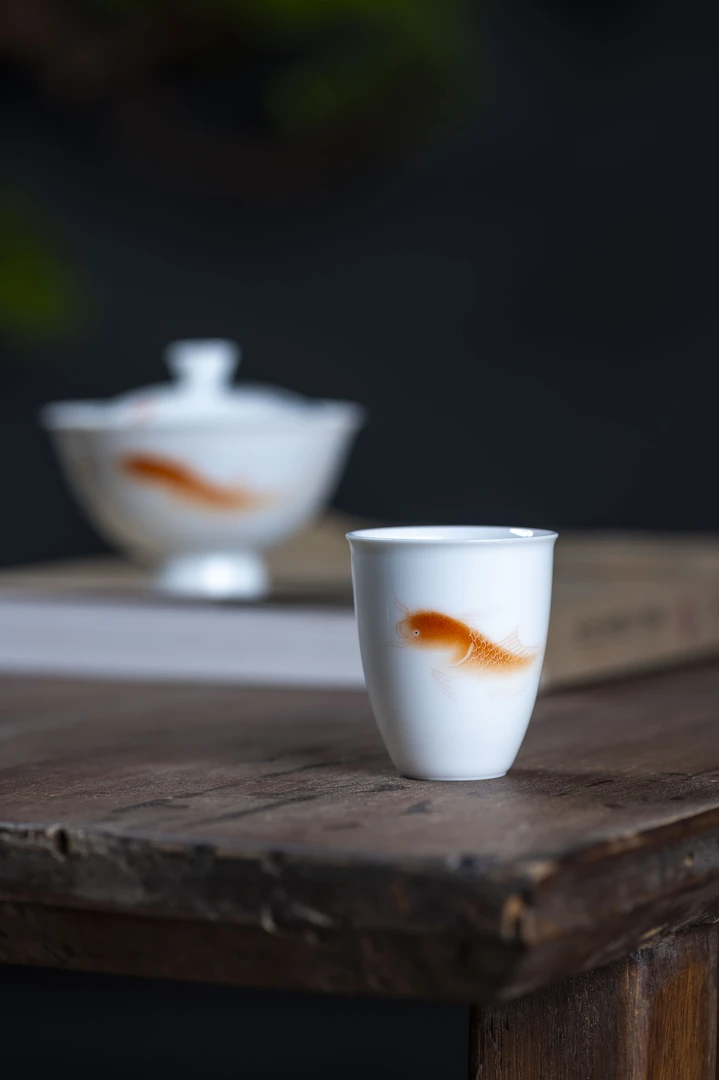 于月娟· 矾红鱼藻纹主人杯&粉彩年年有鱼闻香杯 全手工