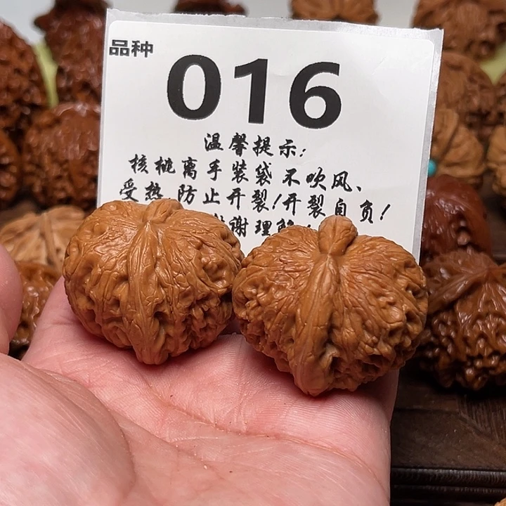 桃核把件平谷元宝。肚38。 016