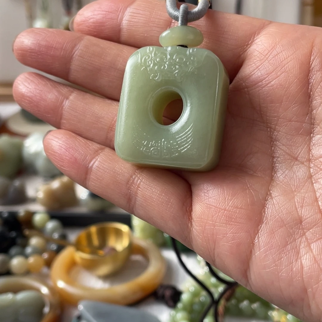 和田玉未镶嵌颈饰兽面