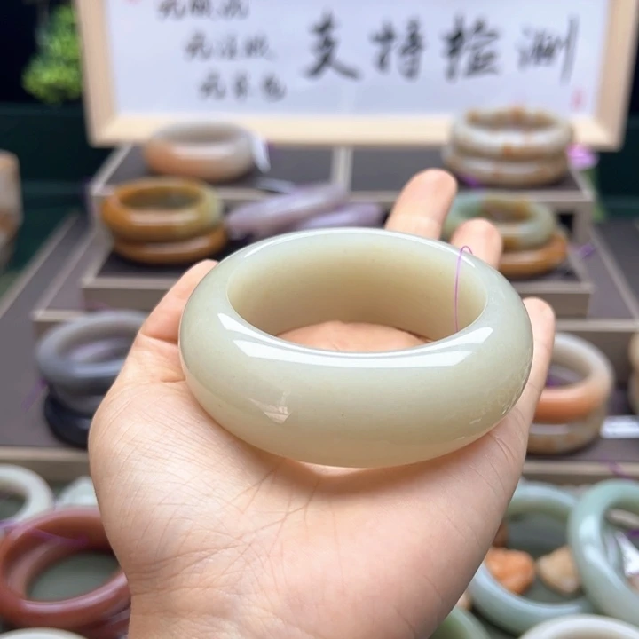 财***酱石英质玉未镶嵌手镯
