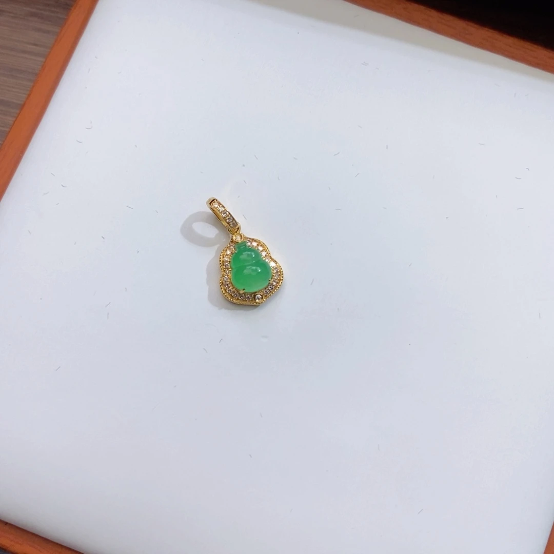 兜***贝翡翠18K金镶嵌颈饰翡翠