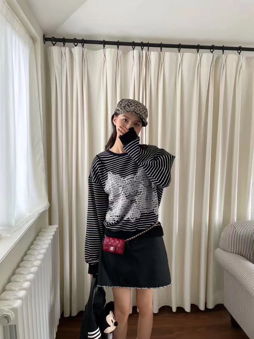 DL#81251春季福利拼接蕾丝条纹卫衣，衣长：57cm