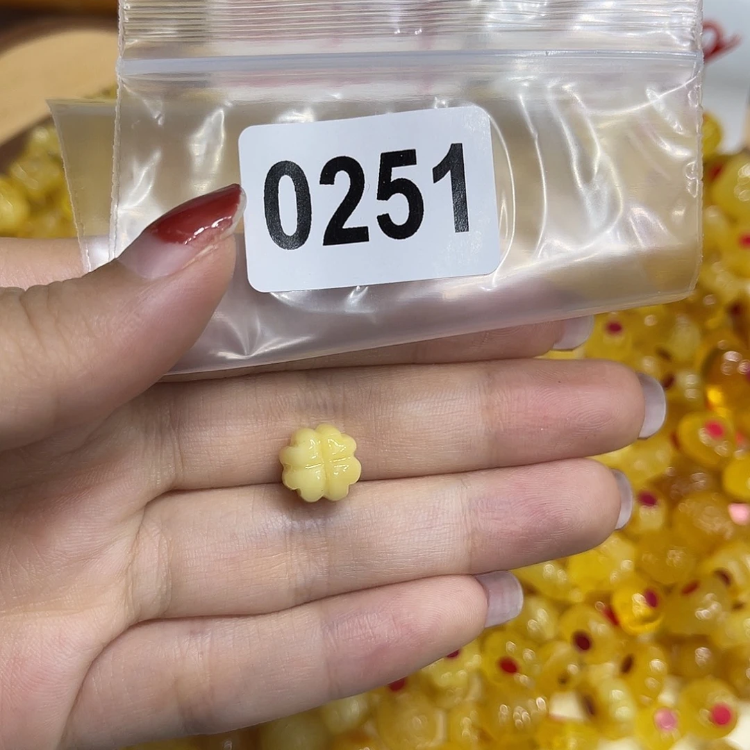 懒***猪琥珀未镶嵌珠宝奇石