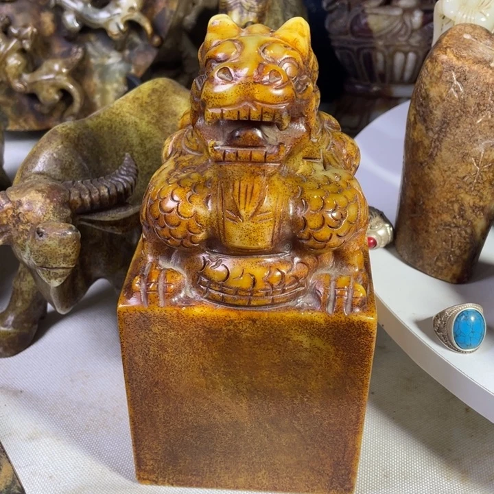 摆件。     印章。