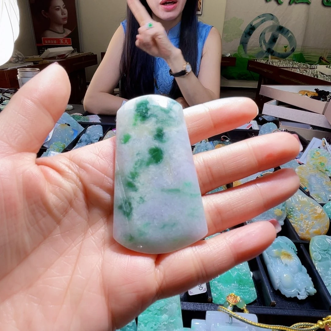 翡翠未镶嵌颈饰一个