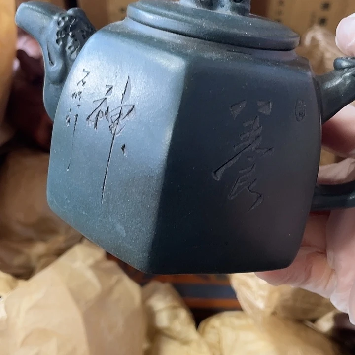 茶壶紫砂原矿泥料，手工制作的一把紫砂壶。