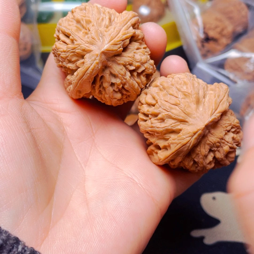 吊坠文玩核桃核尊一对