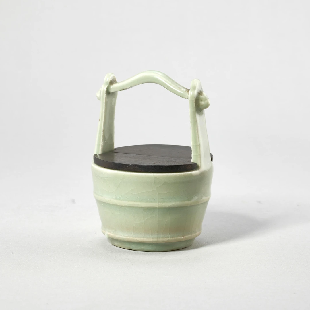 龙泉提梁水盂（高9.5cm）