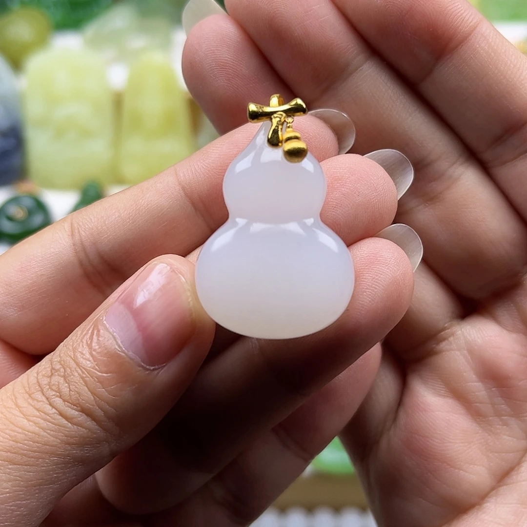 大***家和田玉18K金镶嵌颈饰