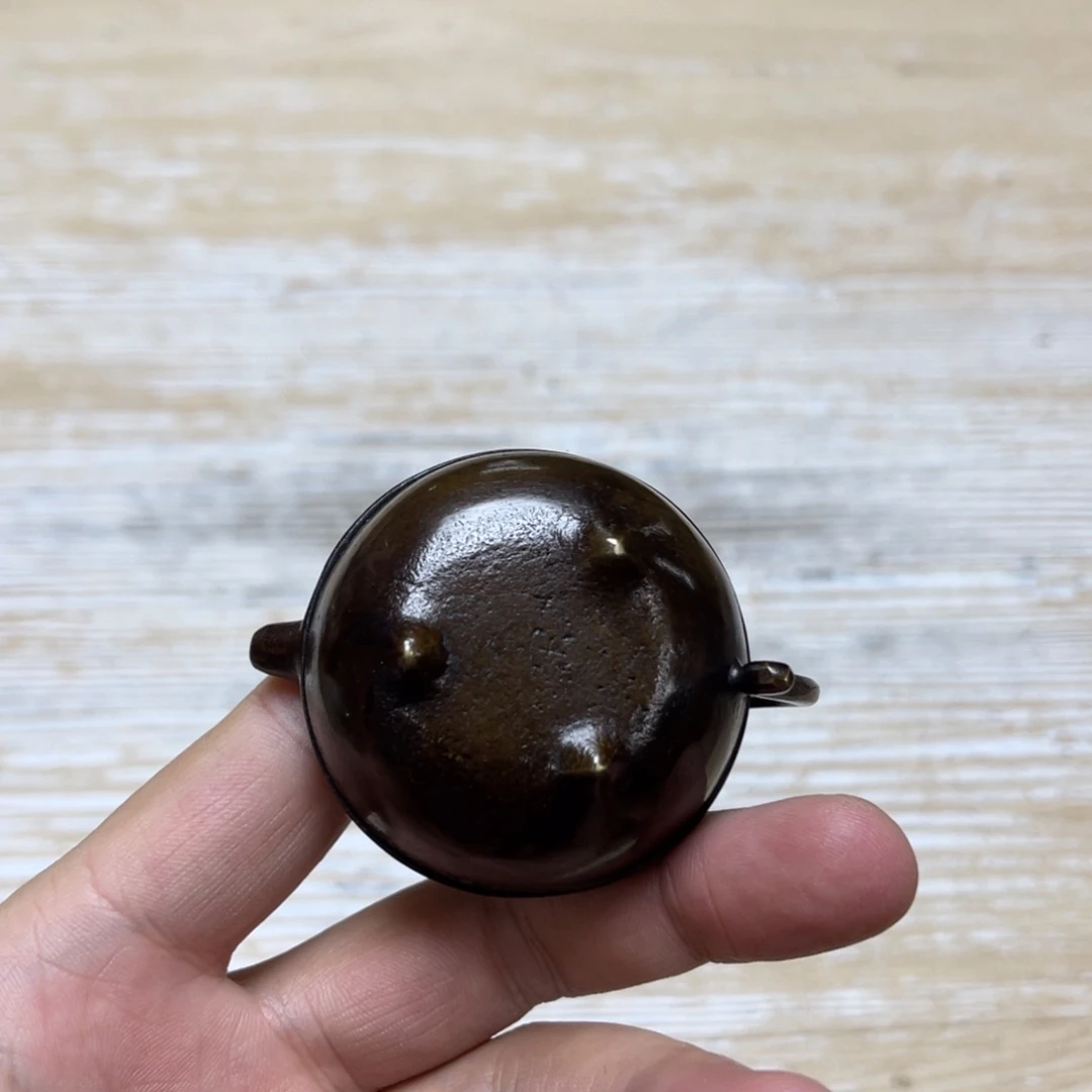 瓷片密密麻麻地排列着一个