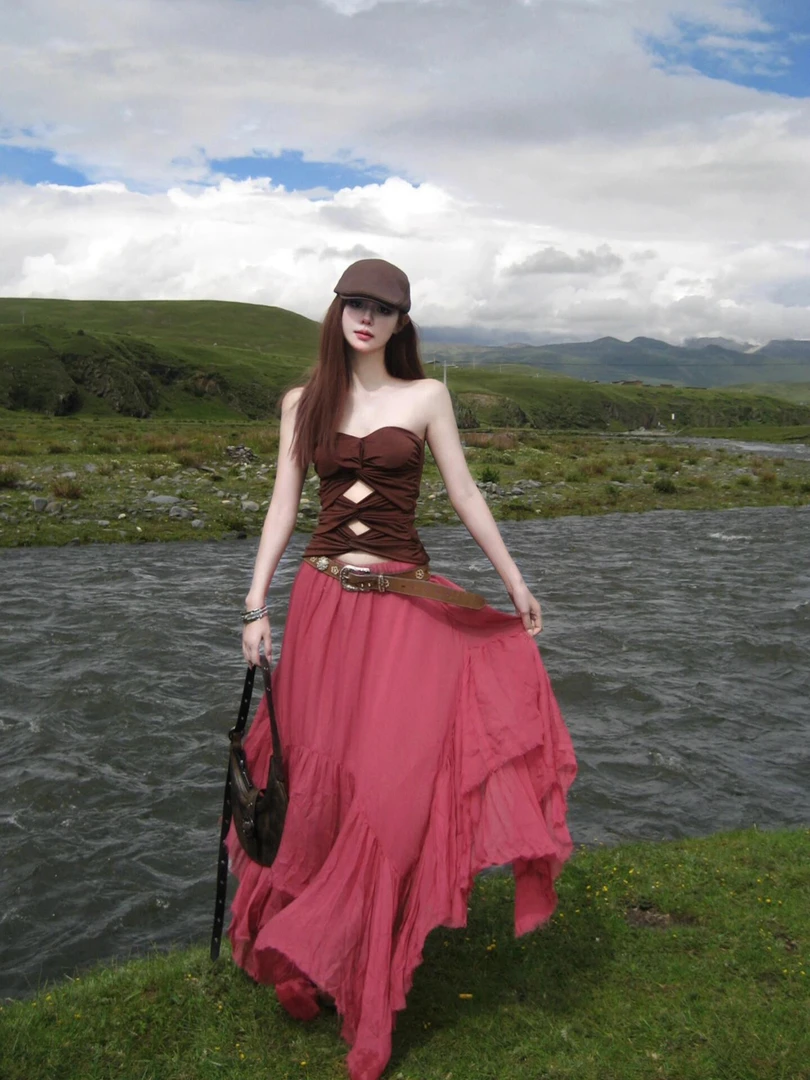 云南川西新疆旅游度假拍照穿搭女设计感镂空抹胸背心不规则半身裙