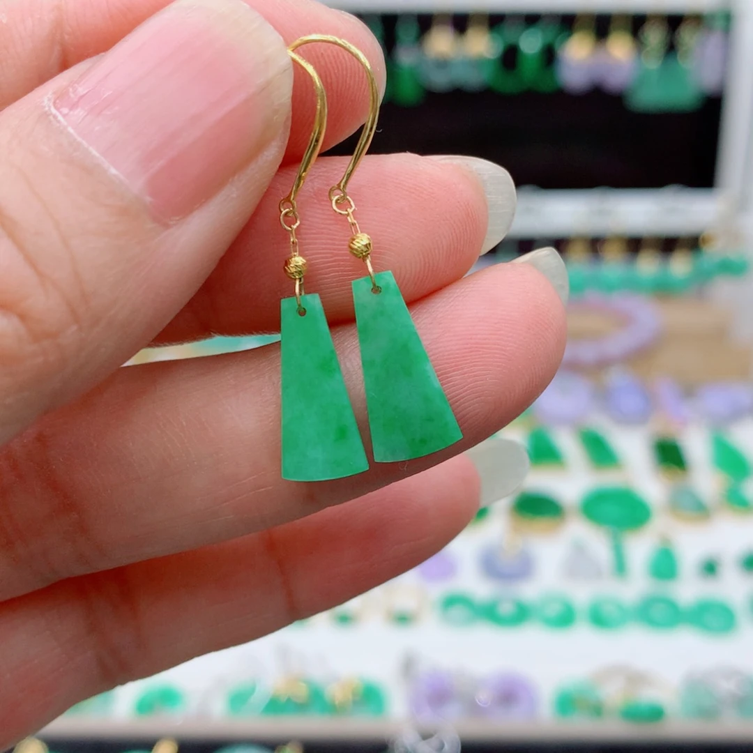 翡翠18K金镶嵌耳饰的