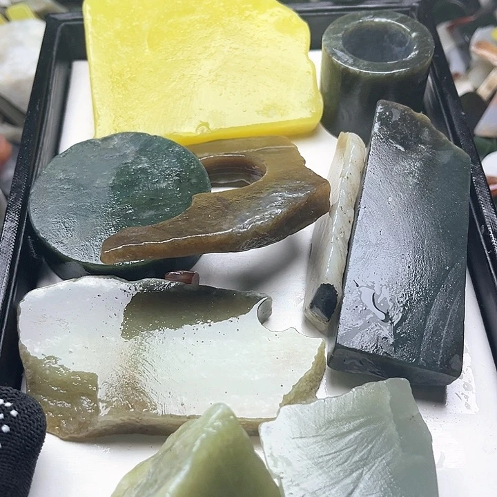 和田玉(糖玉)和田玉边角料9K金镶嵌烟**兮