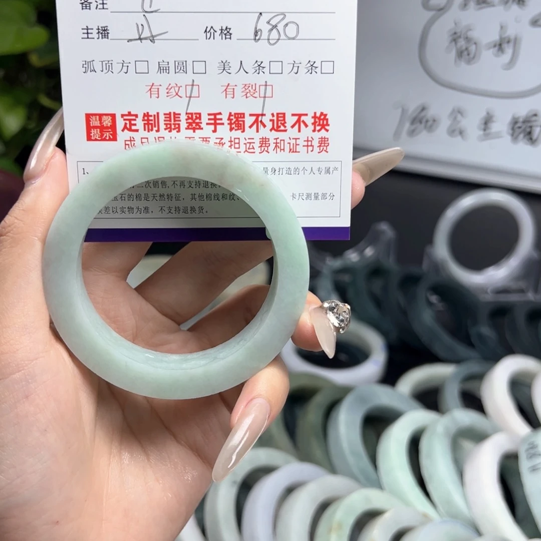 定制翡翠未镶嵌萌***?翡翠手镯