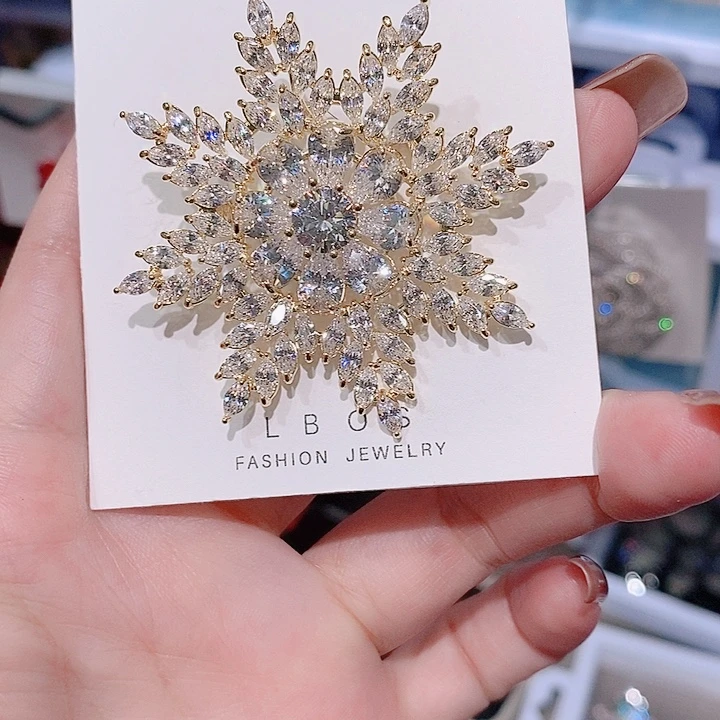 锆石铜合金雪花胸针 金色