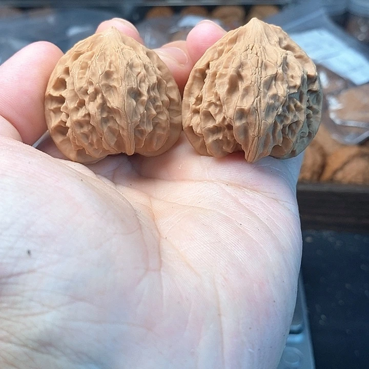 1文玩核桃血灯笼38-275