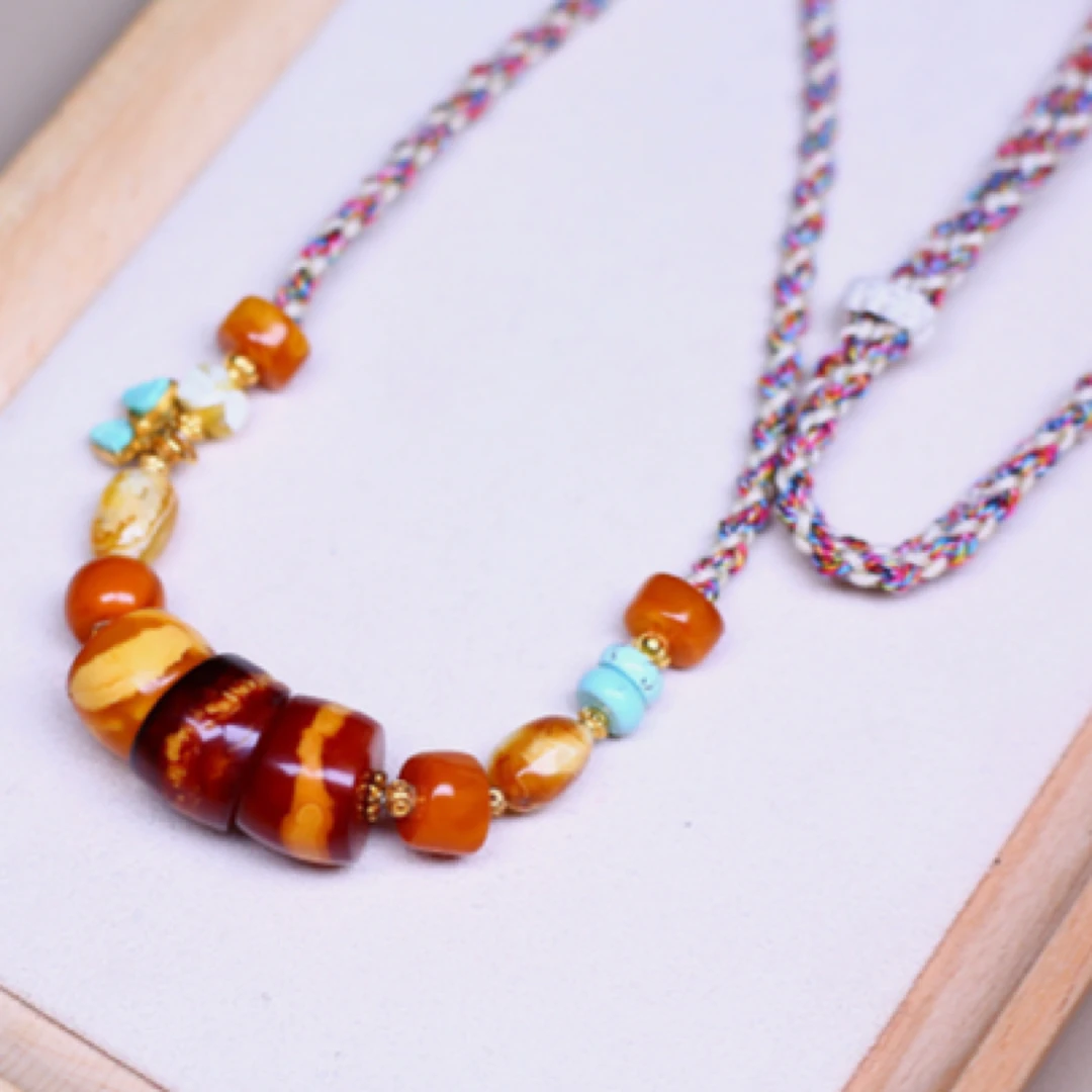 老花蜡马蹄锁骨链，主珠很大有14+mm 一套10.72克搭配的原矿绿松，