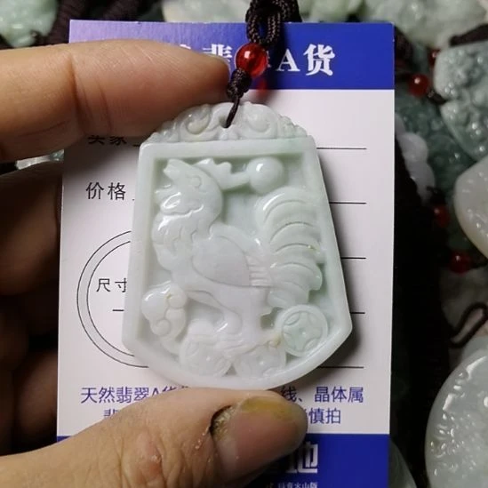 翡翠未镶嵌颈饰挂件