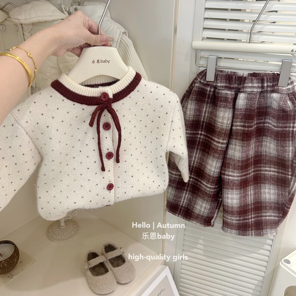 现货【乐恩童装】女童秋冬季新款爱心毛线衣开衫格子一体加绒裤套装