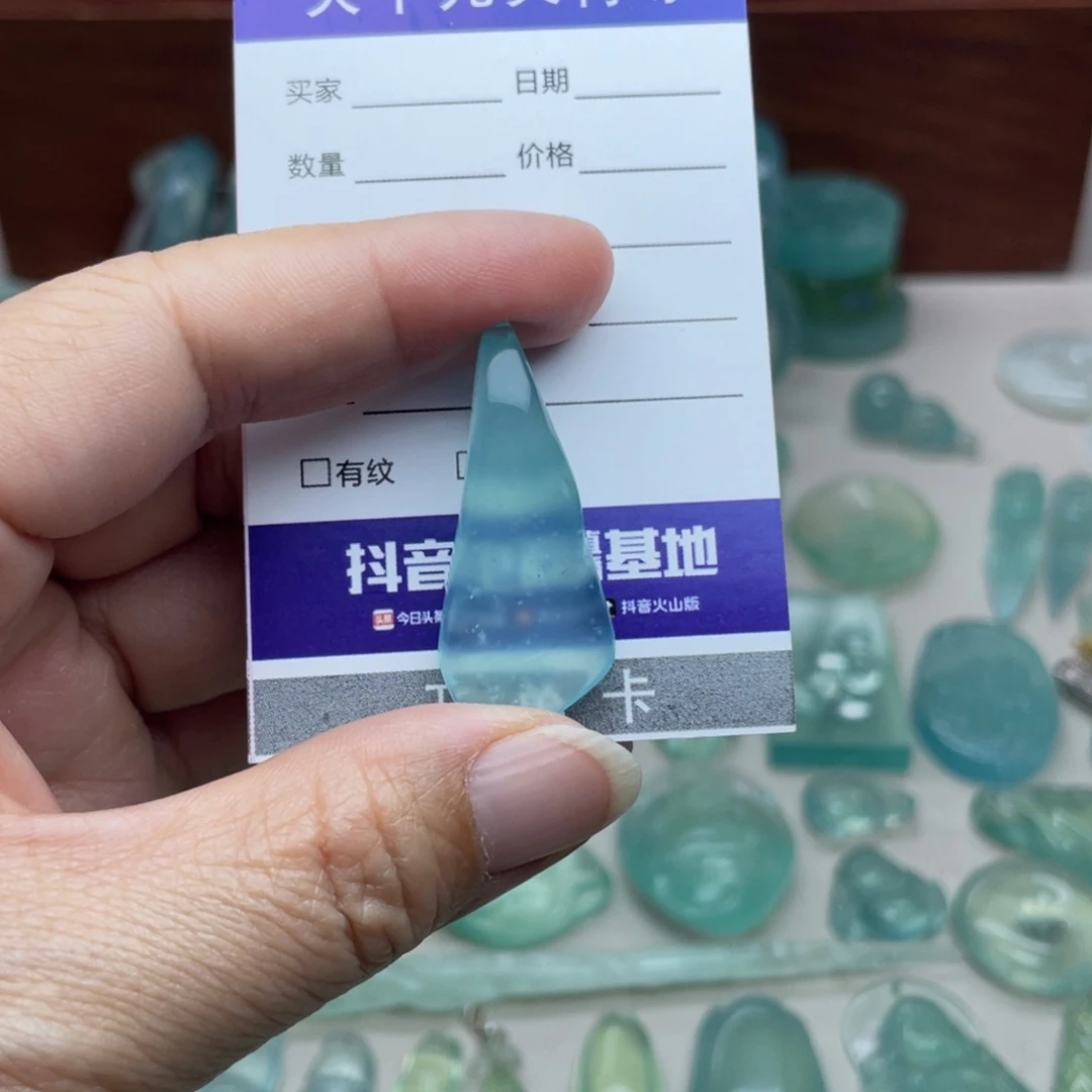 何***在蛇纹石玉未镶嵌颈饰