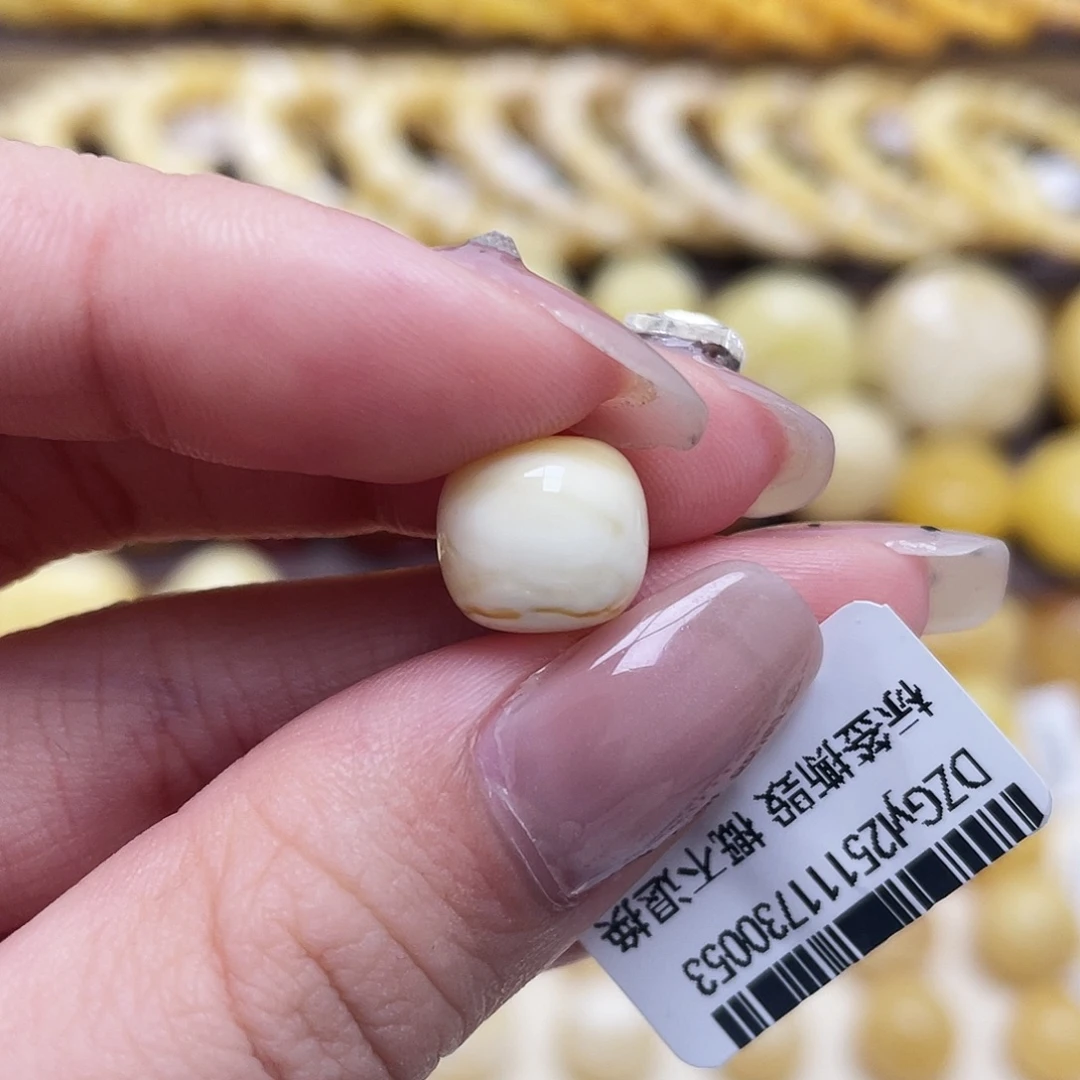 許***i琥珀未镶嵌裸石10.4*9.3mm老型瑕