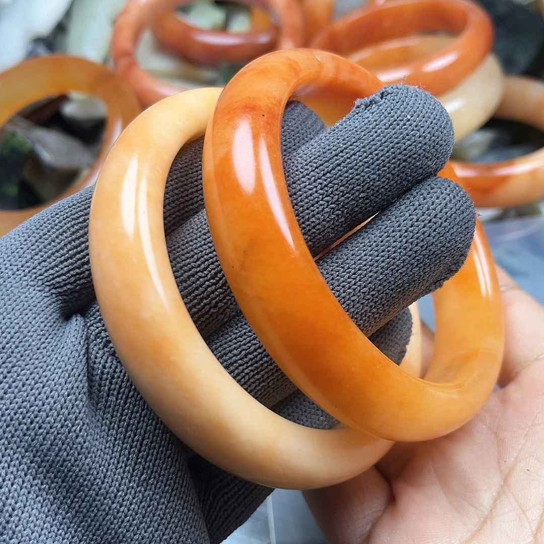 未镶嵌石英质玉（黄龙玉）颈饰