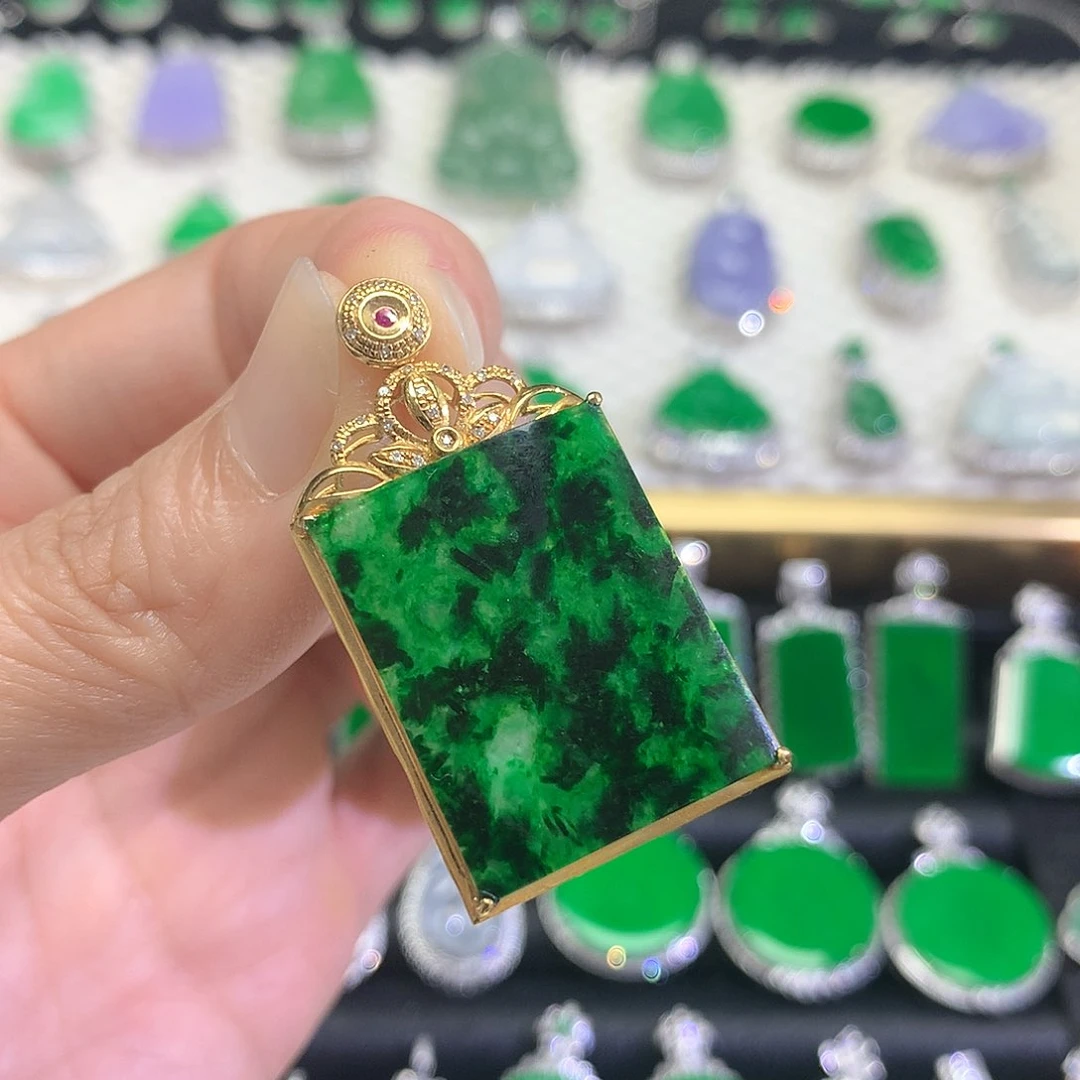 颈饰18K金镶嵌翡翠吊坠