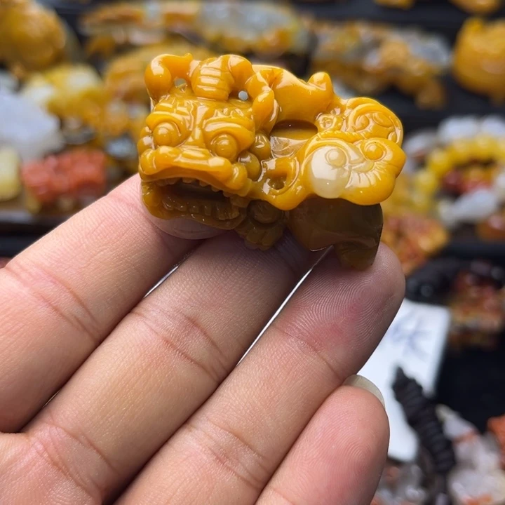 石英质玉（黄龙玉）未镶嵌颈饰