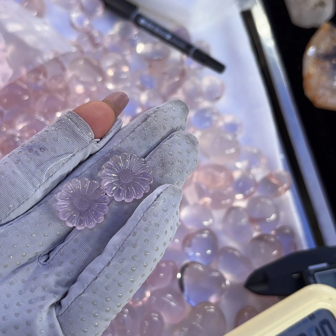 W***.水晶珠宝半成品未镶嵌天然粉水雏菊，占孔，打孔不退换