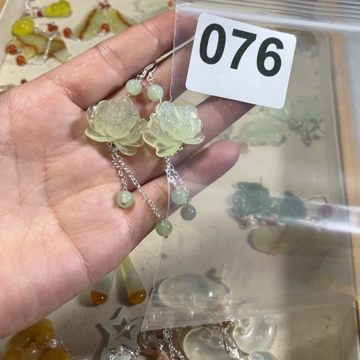 蛇纹石玉耳饰未镶嵌白**.