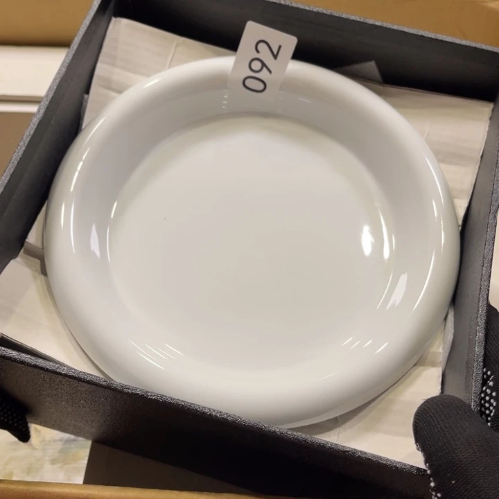 瓷器等艺术珍品中有很