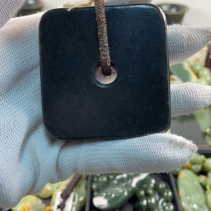 透闪石质玉未镶嵌把件