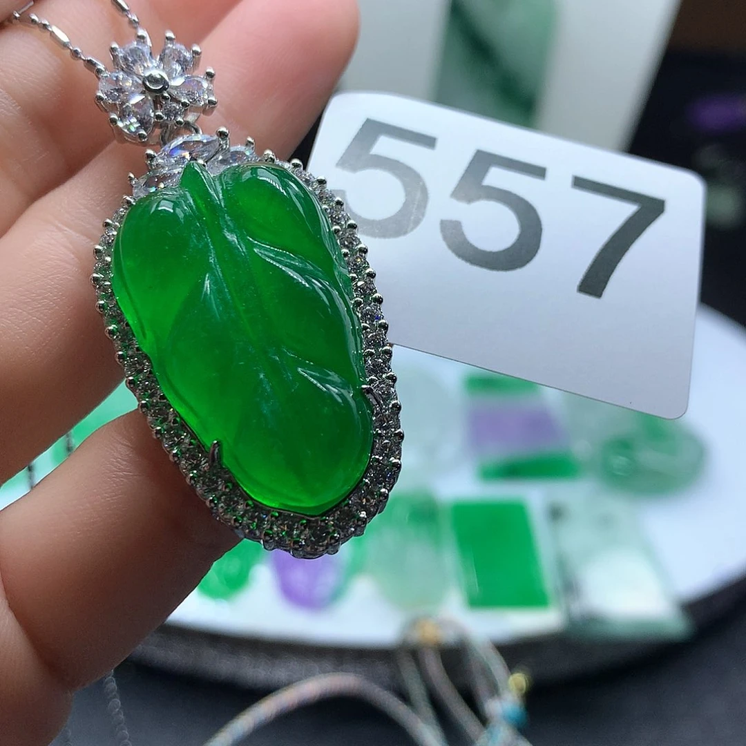 翡翠吊坠(赠链)未镶嵌