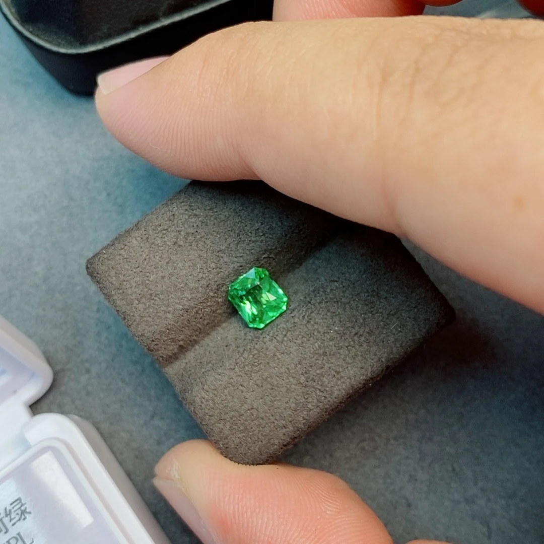 珠宝半成品未镶嵌石榴石（沙弗莱）1.05ct 薄荷绿