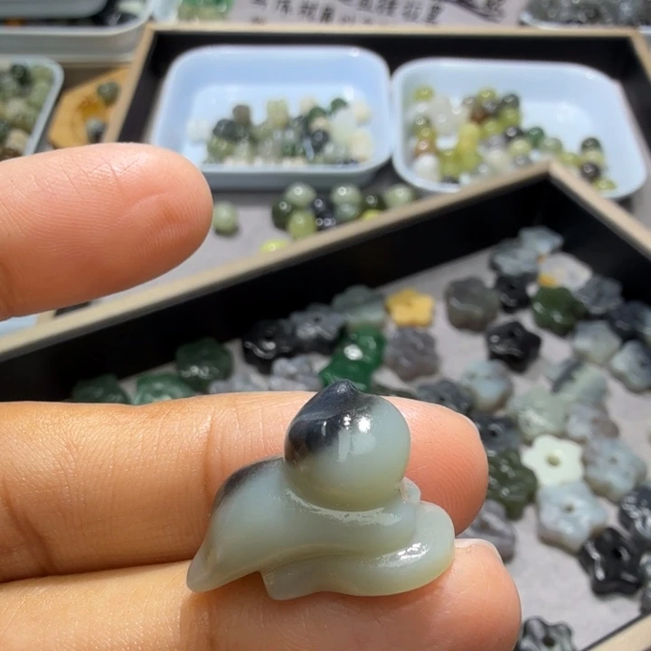 小***珑和田玉未镶嵌珠宝奇石