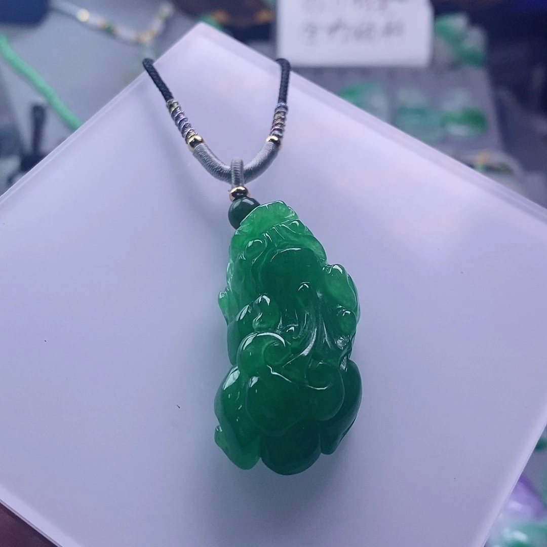 翡翠未镶嵌吊坠(赠链)