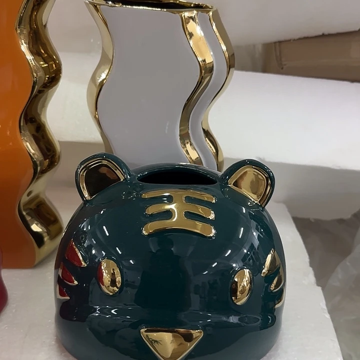 陶瓷绿色虎头帽纸巾盒