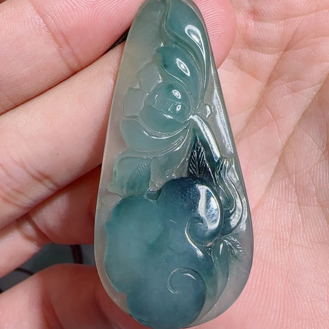 翡翠未镶嵌颈饰莲花