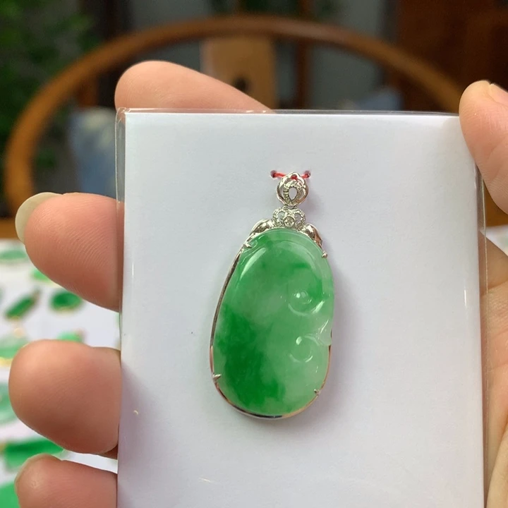 蜕***变翡翠18K金镶嵌颈饰翡翠吊坠