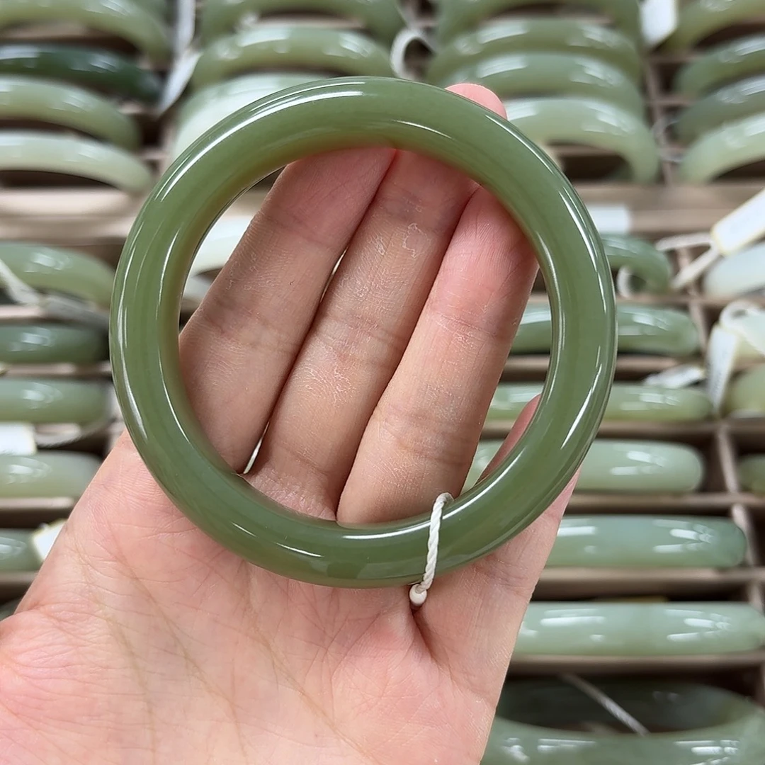 远***黛和田玉手镯未镶嵌